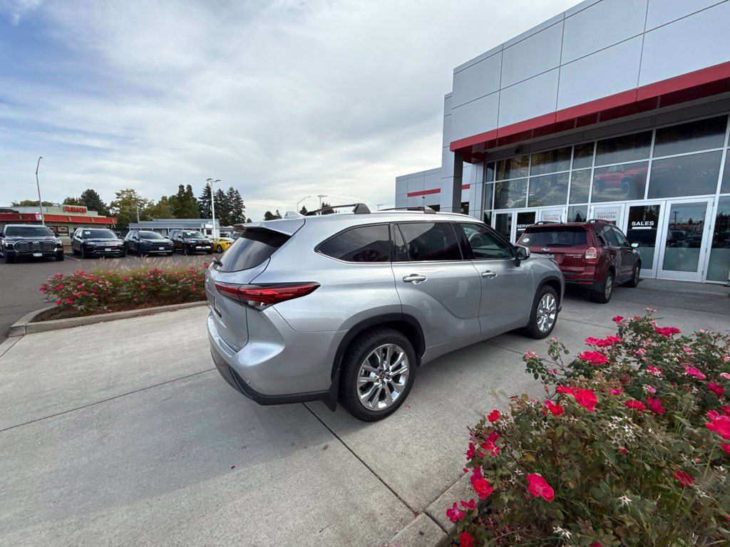Used 2023 Toyota Highlander Limited AWD/4WD image 5