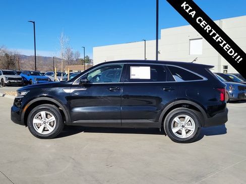 Used 2023 Kia Sorento LX image 2