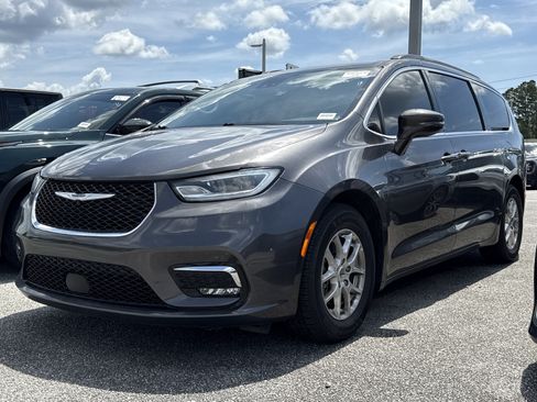 Used 2022 Chrysler Pacifica Touring-L FWD image 1