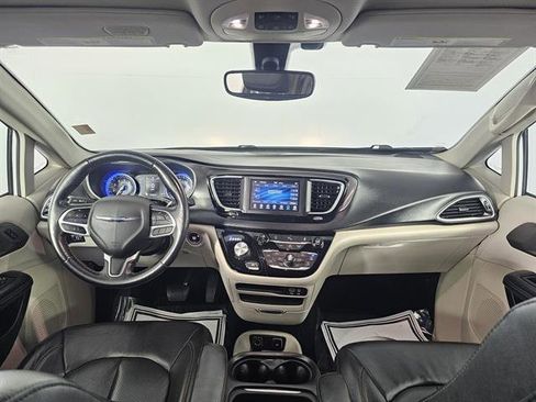 Used 2020 Chrysler Pacifica Touring-L image 32