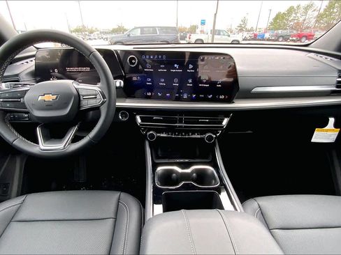 Used 2026 Chevrolet Traverse LT w/ Sun and Wheel Package FWD image 12