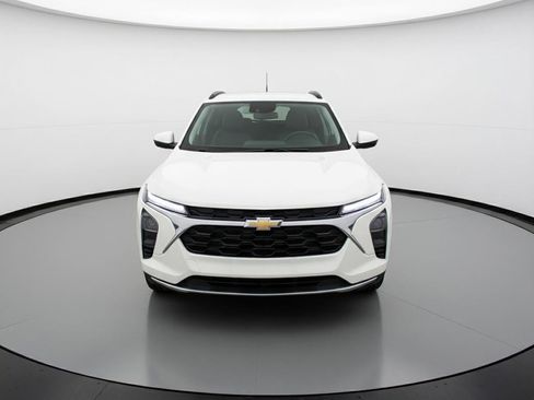 Used 2025 Chevrolet Trax LT FWD image 2