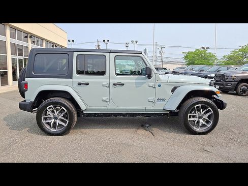 Used 2024 Jeep Wrangler Unlimited w/ Convenience Group AWD/4WD image 9