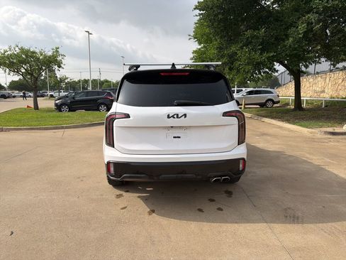Used 2024 Kia Telluride EX w/ EX Captain's Chair Package FWD image 4