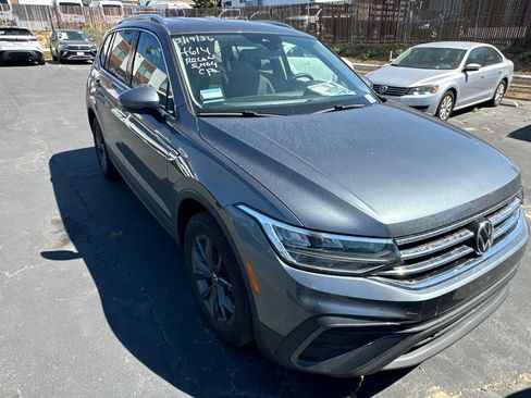 Used 2023 Volkswagen Tiguan SE image 2
