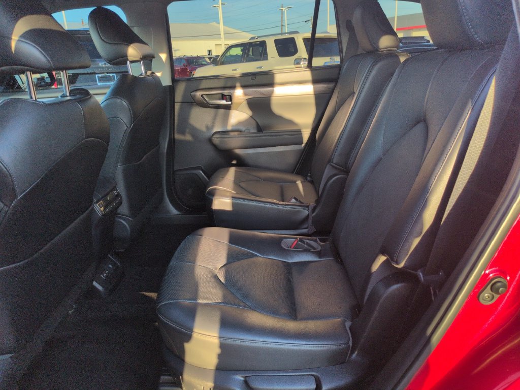 Used 2023 Toyota Highlander Platinum FWD image 25
