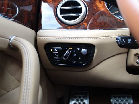 Used 2018 Bentley Bentayga AWD/4WD image 20