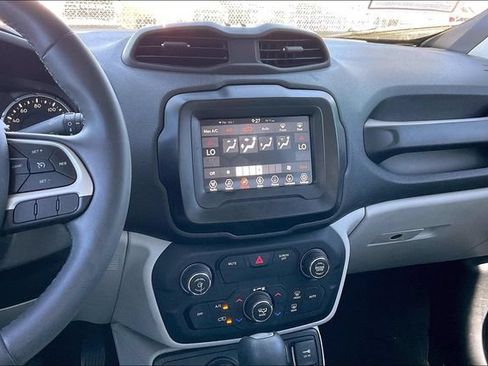 Used 2018 Jeep Renegade Latitude w/ Trailer Tow Group AWD/4WD image 6