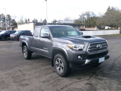 Used 2017 Toyota Tacoma TRD Sport w/ Premium & Technology Package image 7