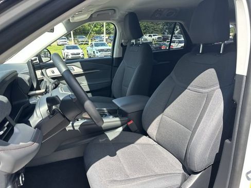 Used 2025 Ford Explorer Active AWD/4WD image 15