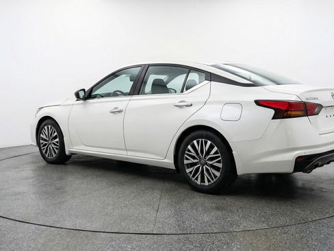 Used 2025 Nissan Altima 2.5 SV FWD image 6