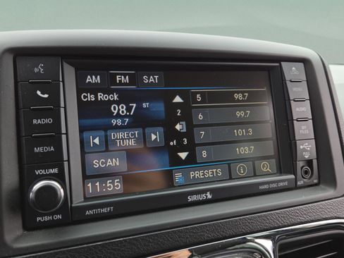 Used 2013 Chrysler Town & Country Touring FWD image 28