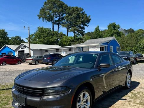 Used 2018 Dodge Charger SXT RWD image 4