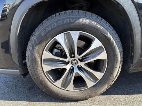 Used 2021 Toyota Highlander XLE image 9