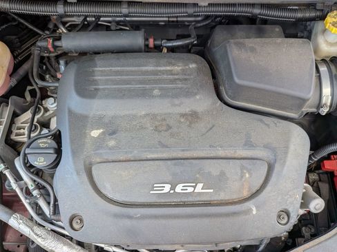 Used 2018 Chrysler Pacifica Touring-L w/ Tire & Wheel Group FWD image 13