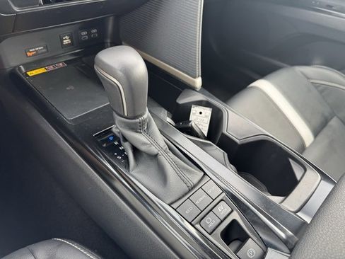 Used 2025 Toyota Camry SE image 11