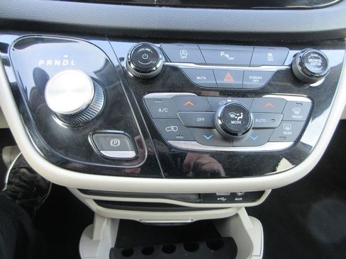 Used 2020 Chrysler Pacifica Touring-L image 29