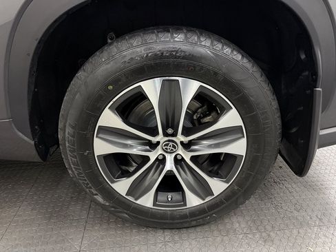 Used 2022 Toyota Highlander XLE image 12