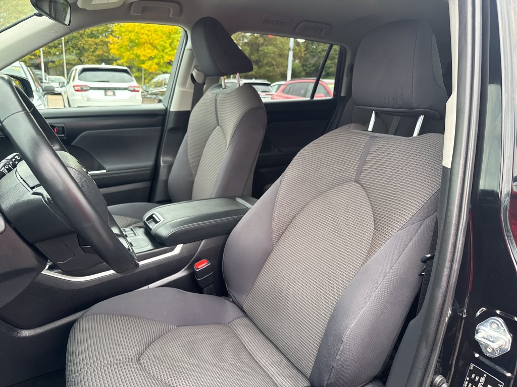 Used 2023 Toyota Highlander LE FWD image 17