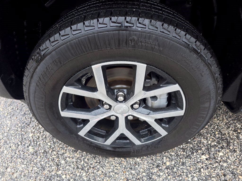 Used 2025 Jeep Grand Cherokee Limited AWD/4WD image 9