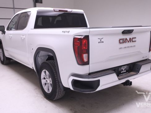 New 2026 GMC Sierra 1500 SLE image 3