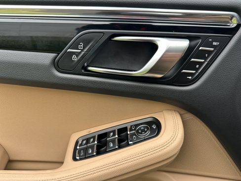 Certified 2025 Porsche Macan AWD/4WD image 12