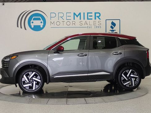 Used 2025 Nissan Kicks SV w/ SV Premium Package FWD image 2