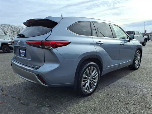 Used 2021 Toyota Highlander Platinum image 3