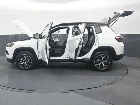 Used 2025 Jeep Compass Limited AWD/4WD image 38
