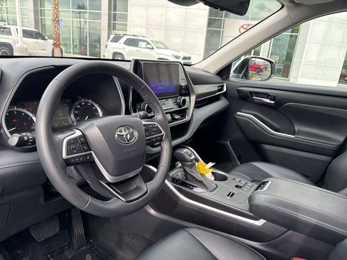 Used 2023 Toyota Highlander XLE image 13
