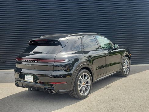 Used 2025 Porsche Cayenne image 8
