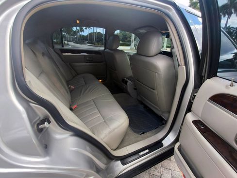 Used 2006 Lincoln Town Car Signature image 9
