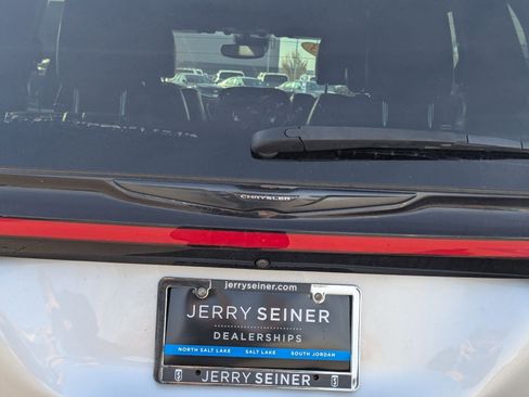 Used 2023 Chrysler Pacifica Limited w/ Uconnect Theater Family Group image 14