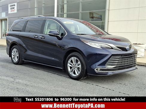 Used 2025 Toyota Sienna Limited image 1