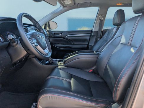 Used 2019 Toyota Highlander SE image 18