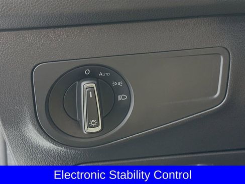 Used 2022 Volkswagen Tiguan SE image 16