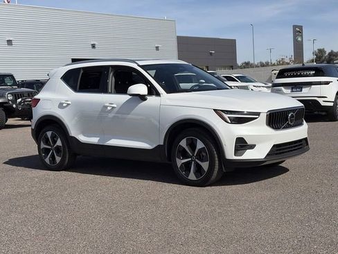 Certified 2025 Volvo XC40 B5 Plus w/ Climate Package image 4