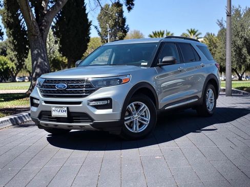 Used 2024 Ford Explorer XLT w/ Equipment Group 202A RWD image 2