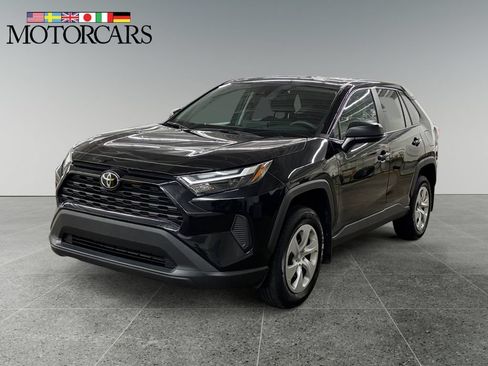 Used 2024 Toyota RAV4 LE AWD/4WD image 7