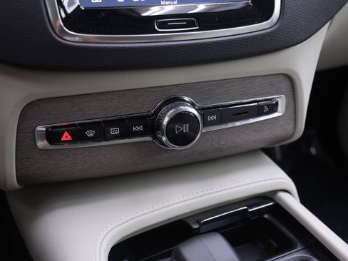 Certified 2023 Volvo XC90 T8 Plus AWD/4WD image 9