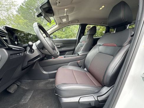 Used 2025 Nissan Kicks SR FWD image 11