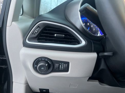 Used 2024 Chrysler Pacifica Touring-L image 16