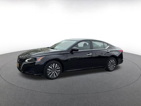 Used 2025 Nissan Altima 2.5 SV image 8