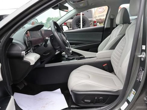 Used 2024 Hyundai Elantra Limited FWD image 17