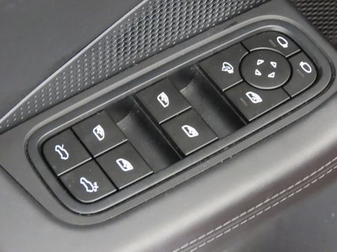 Certified 2025 Porsche Macan Electric RWD image 35