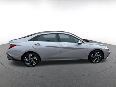 Used 2025 Hyundai Elantra SEL image 16