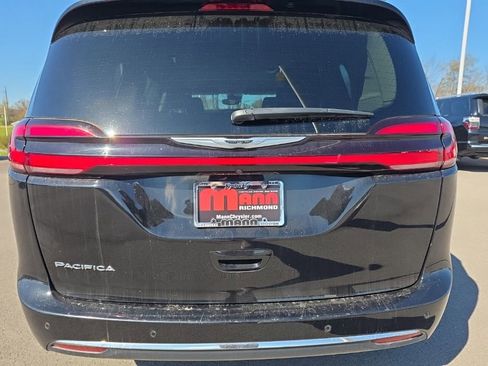 Used 2024 Chrysler Pacifica Touring-L image 6