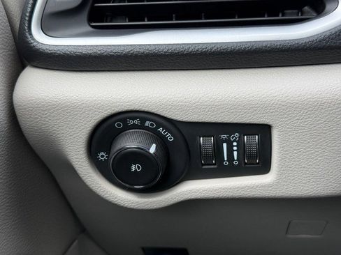 Used 2024 Chrysler Pacifica Limited FWD image 22