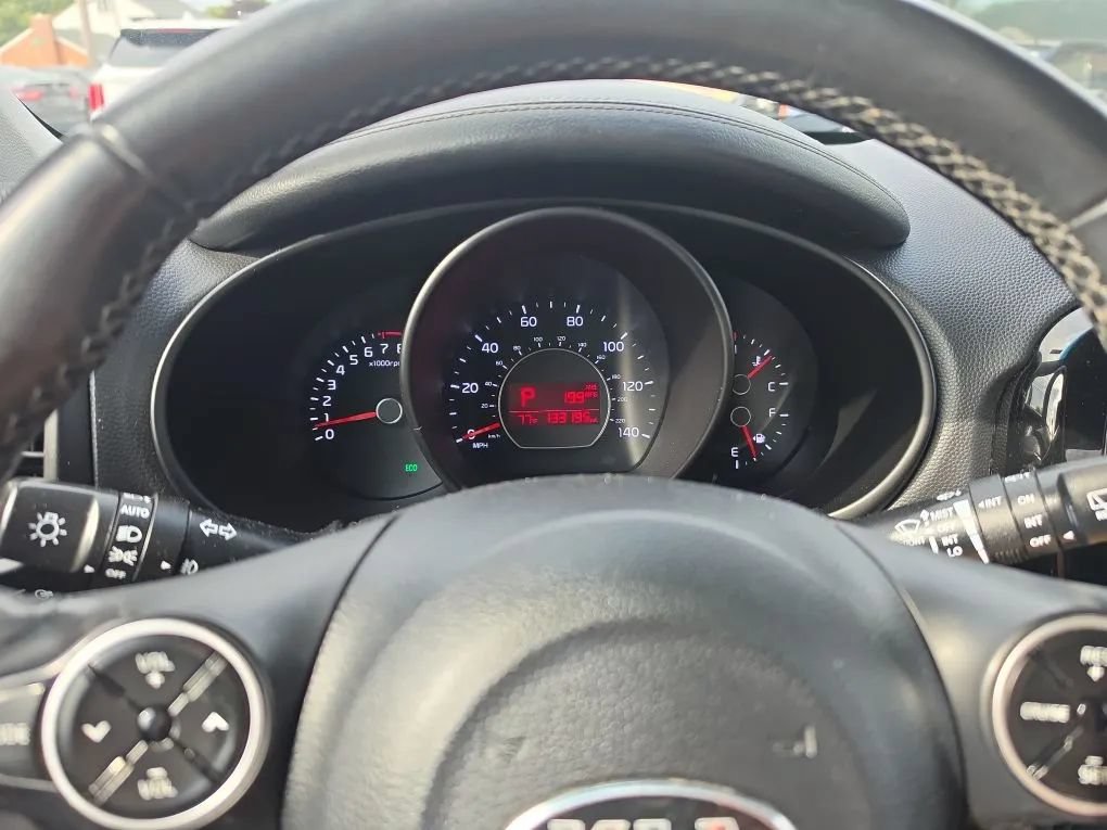 Used 2016 Kia Soul ! FWD image 17