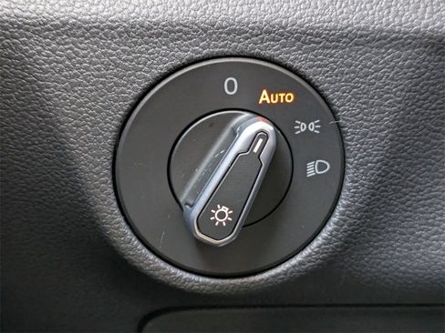 Used 2023 Volkswagen Jetta SE image 32